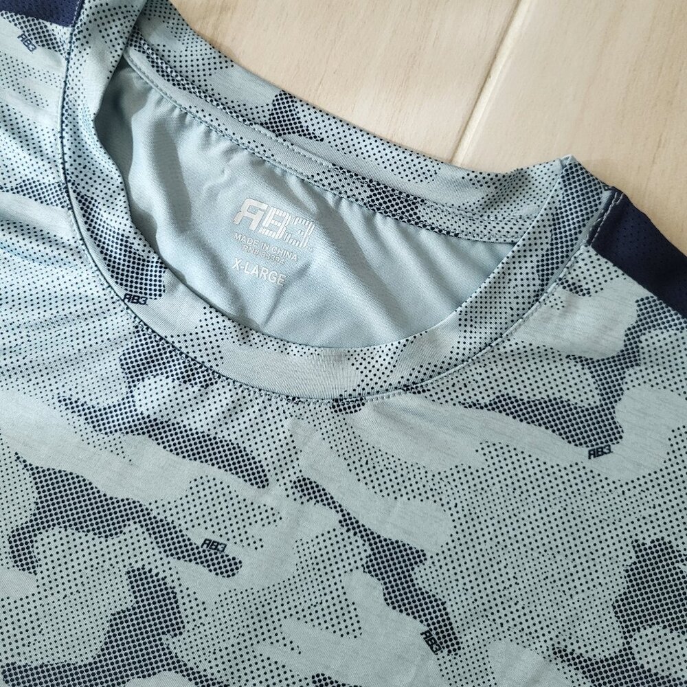 Men's XL Athletic UV Moisture Short Sleeve Blue Camo Tee Shirt